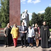 Фото у памятника погибшим в годы ВОВ воинам в сквере п. Лотошино. Слева направо: Т.М. Шелудякова, Е.Л. Долгасова, С.М. Самыгин, М.В. Самыгина, Ю. Самыгина и протоиерей Герман Григорьев