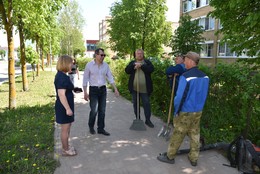 Вячеслав Попов проверил уборку дворовых территорий в центре посёлка Лотошино